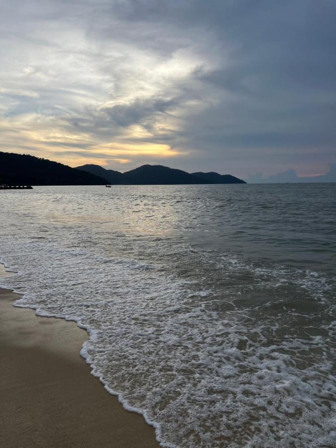 By The Sea Beachfront Designer Suites Penang - Managed By Art Of Tree Batu Feringgi Bagian luar foto