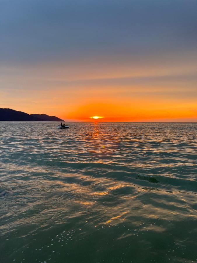 By The Sea Beachfront Designer Suites Penang - Managed By Art Of Tree Batu Feringgi Bagian luar foto